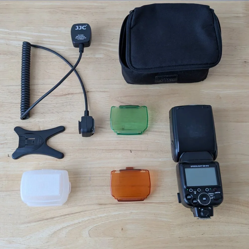 Nikon SB-910 Speedlight Flash Kit + Accessories